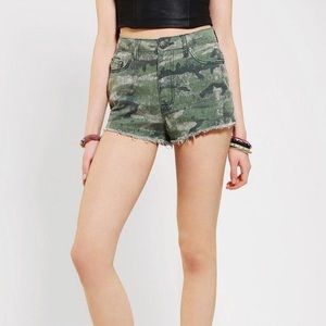 UO / BDG - High Rise Dree Cheeky Camouflage Shorts